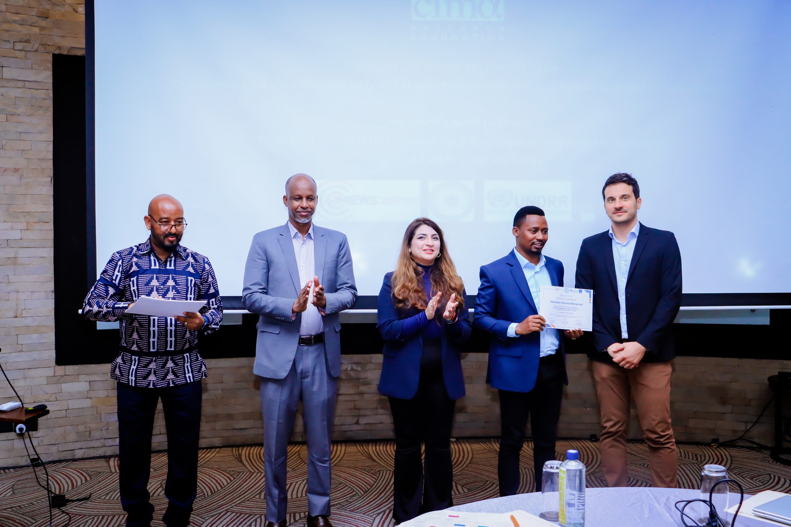 نائب المفوض الدكتور أحمد عبدي آذن يشارك في مناسبة تسليم الشهادات للمشاركين