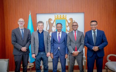 مسؤولون صوماليون يستقبلون رئيس الشؤون الإنسانية بالأمم المتحدة توم فليتشر في مقديشو