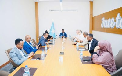 مسؤولون صوماليون يستضيفون السفير الروسي في مقديشو لبحث التعاون الإنساني ودعم الإغاثة