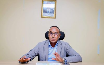 Guddoomiyaha Hay’adda Maareynta Musiibooyinka Qaranka (SoDMA), Mudane Maxamuud Macalin Cabdulle, ayaa maanta shir guddoomiyay kulan gaar ah oo diiradda loogu saaray xaaladda abaareed ee dalka ka jirta iyo saameynta sii kordheysa ee ka dhalatay roobabkii oo daahay iyo gargaar yaraaday.