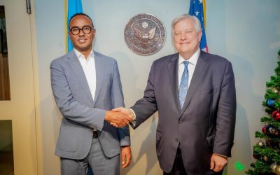 Guddoomiyaha Hay’adda Maareynta Musiibooyinka Mudane Maxamuud Macallin Cabdulle, ayaa Maanta kulan la yeeshay Safiirka Maraykanka ee Soomaaliya, Richard H. Riley IV, kaasoo ka dhacay Safaaradda Maraykanku ku leeyahy magaalada Muqdisho.