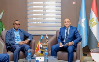 Guddoomiyaha SoDMA oo Muqdisho kulan muhiim ah kula yeeshay Safiirka Masar ee Soomaaliya.